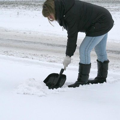 Schneespaten mit Teleskop-Stiel