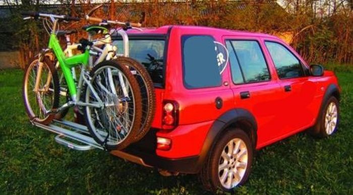 Toyota RAV 4 mit Reserverad an der Heckklappe, 5-T SUV Bj. 1994-2000, kompatibler Fabbri Gringo Fahrradträger f. 2 Fahrräder